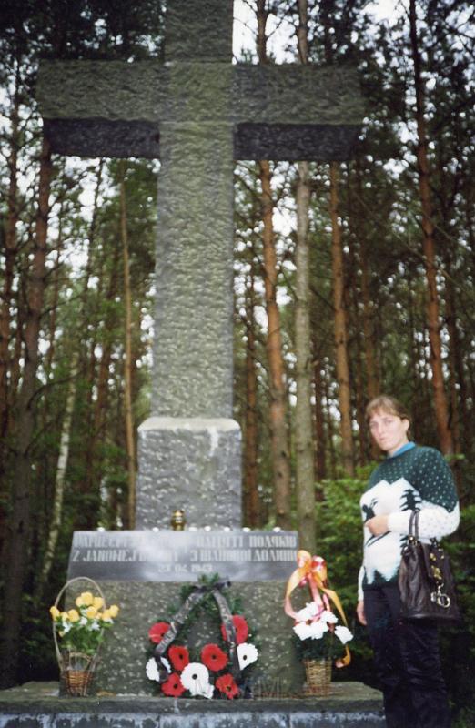 KKE 3347.jpg - Krzyż na zbiorowej mogile 600 osób zamordowanych przez UPA w IV 1943 r. w Janowej Dolinie. Irena Kotwicka, 2001 r.